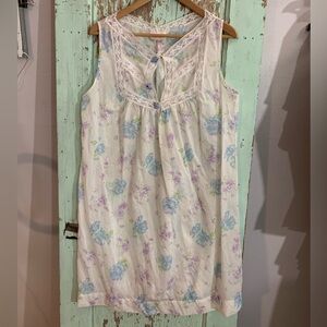 Women’s Barbizon vintage white nightgown with lace detailing and floral print